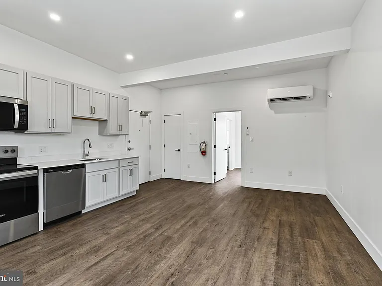 123 S Main St #10 — Photo 5