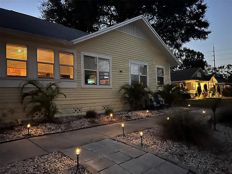 1137 Highland St S — Photo 46