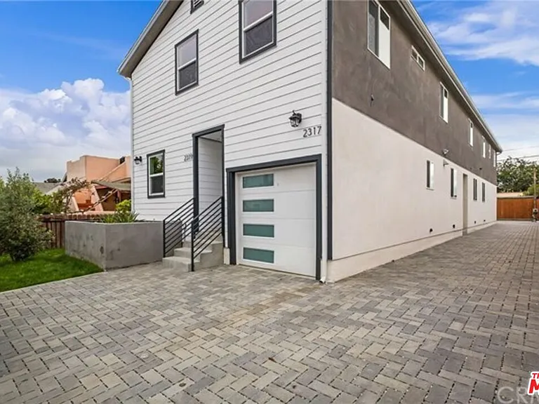 2319 S Redondo Blvd — Photo 2