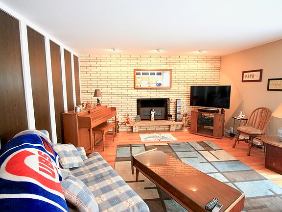 4th image of 333 E Montrose Ave