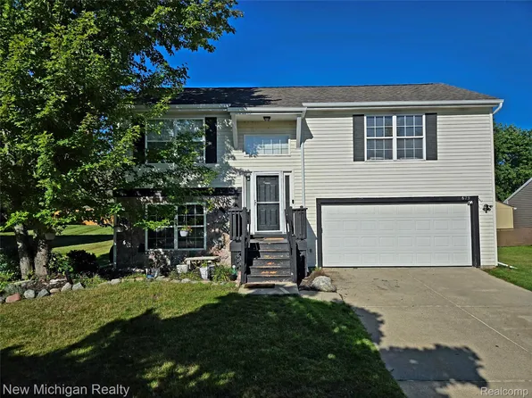679 Andover Woods Dr, Fenton, MI 48430