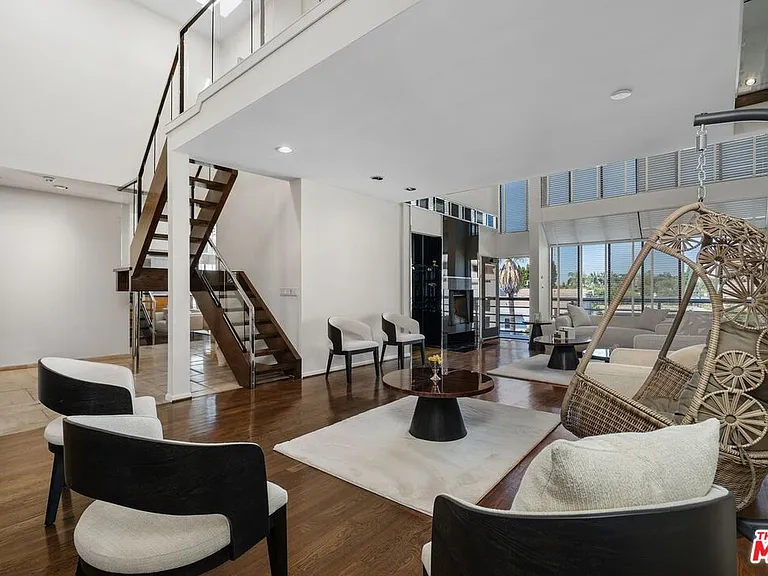 1360 S Beverly Glen Blvd #Penthouse 301 — Photo 2