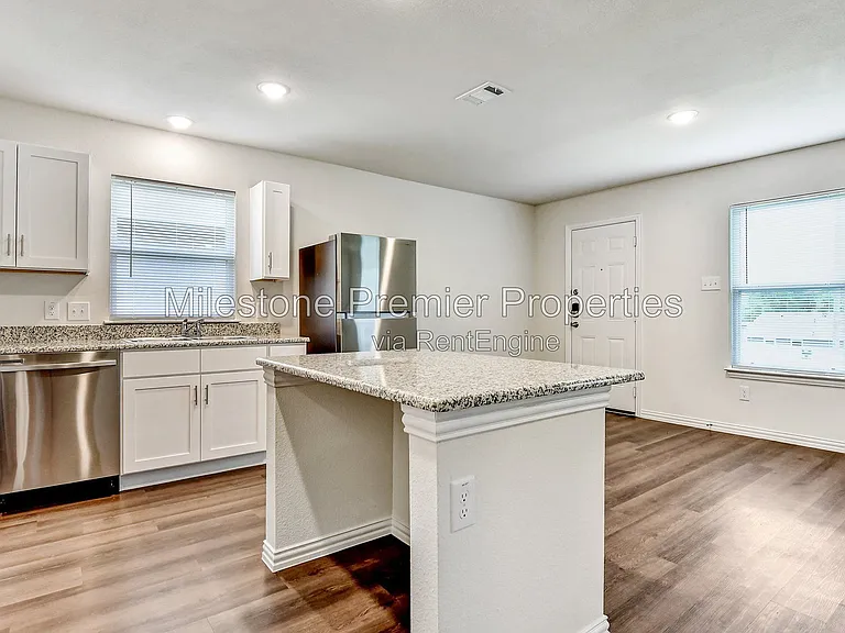 419 E Hull St — Photo 5