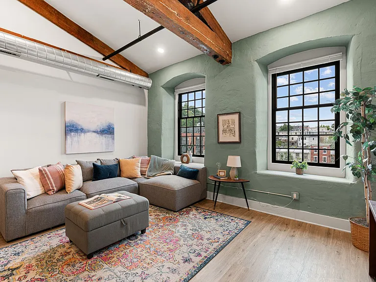 Trent Manayunk — Photo 14
