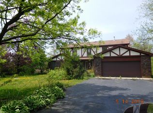 1301 Morraine Dr, Woodstock, IL 60098