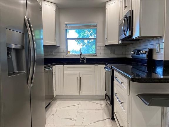 5th image of 624 NE 10th Ave APT 5