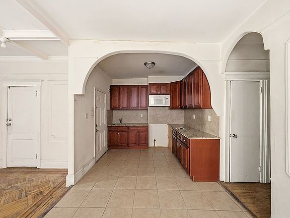 5th image of 124 Lott Ave