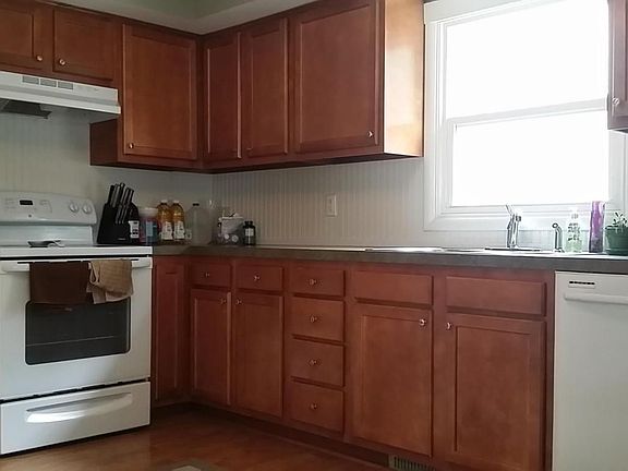 2nd image of 100 E 22nd St