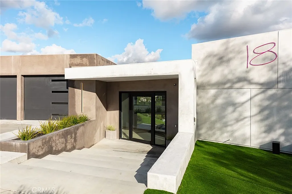 5 bed, 5700 sqft, $26,000 — Photo 3