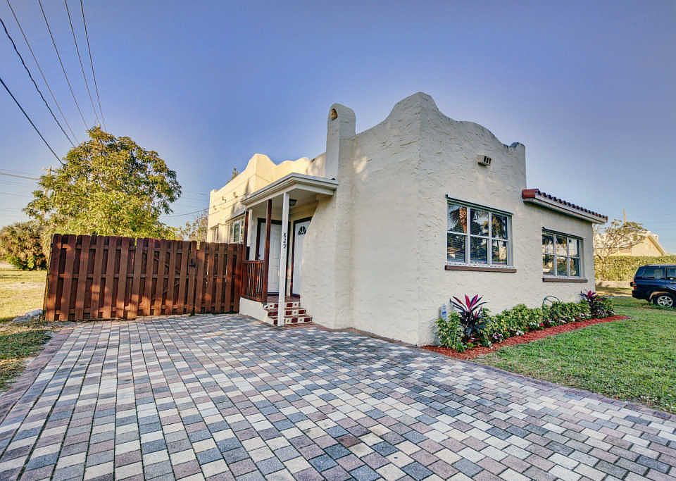 1st image of 829 NW 1st Ave