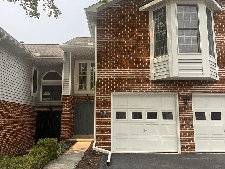 4282 Wimbledon Dr — Photo 1