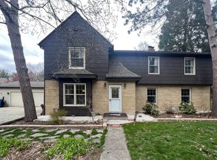 3202 Woodlawn Rd, Sterling, IL 61081