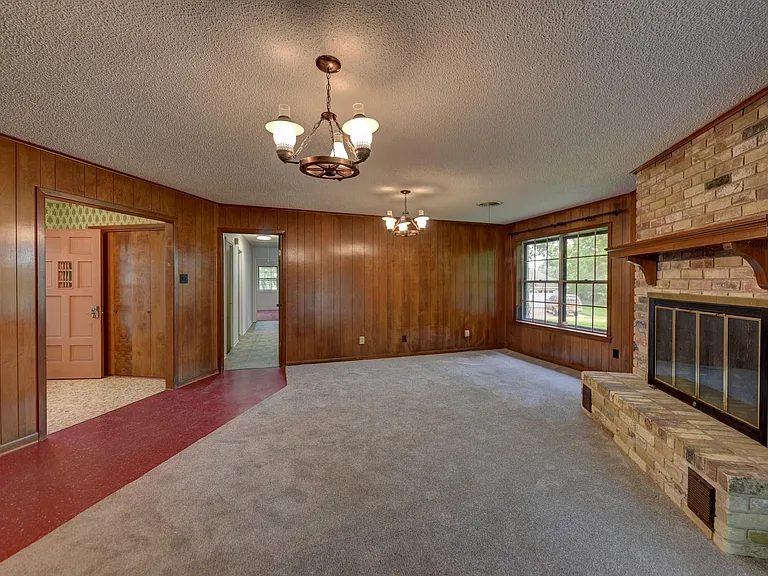 915 Farmers Rd — Photo 1
