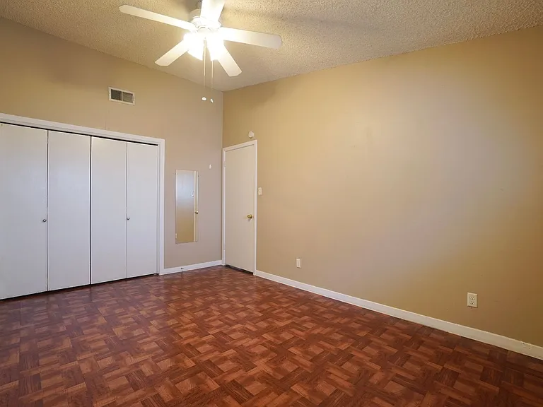 618 W 51st St #104 — Photo 13