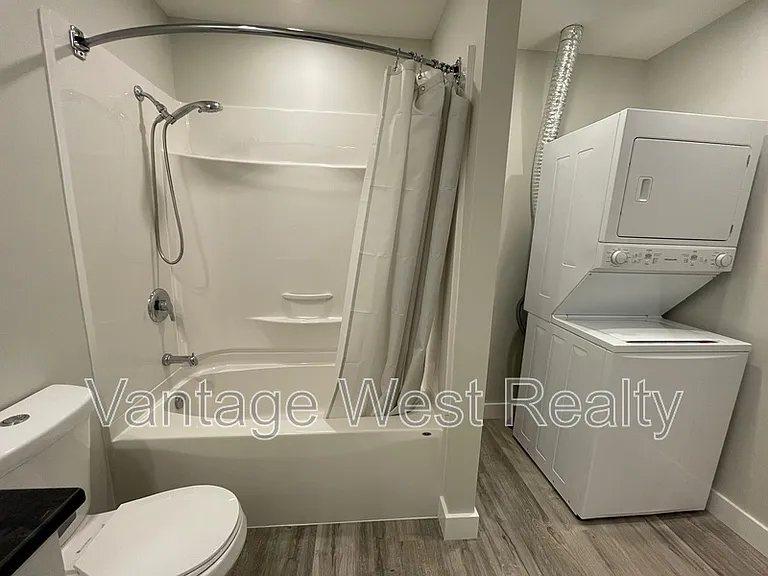 1414B Black Mountain Cres — Photo 16