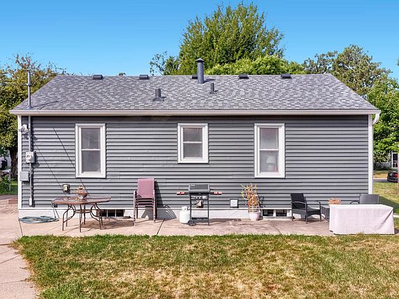 3rd image of 4429 6th St NE