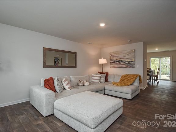 3rd image of 318 Kingsford Dr