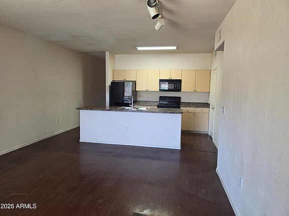 3rd image of 18416 N CAVE CREEK Road #1006