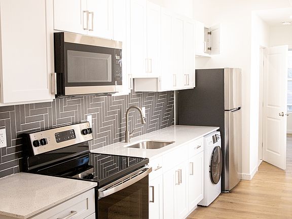 4th image of 2440 Clifford St #2