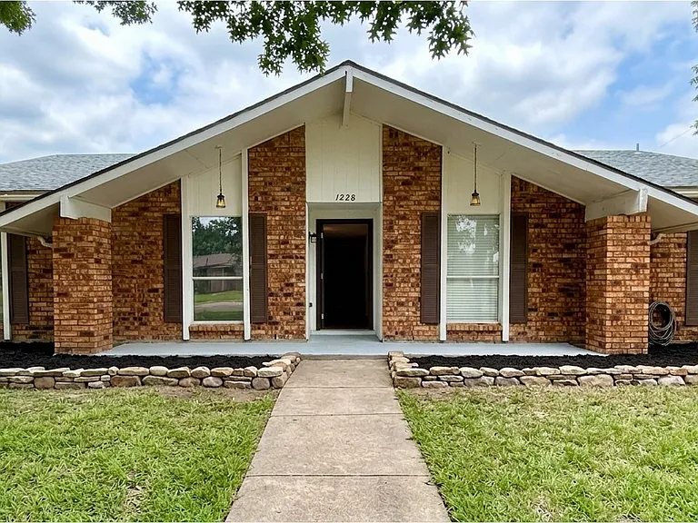 1228 Warwick Dr — Photo 1