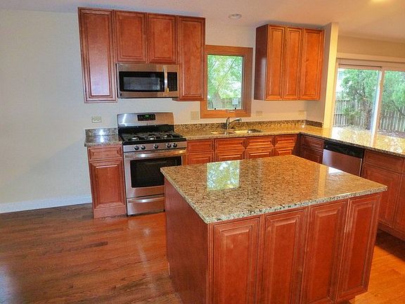 5th image of 621 E Devon Ave
