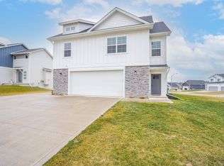 995 8th St, Waukee, IA 50263