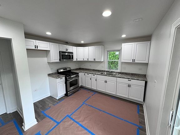 5th image of 13826 S Dearborn St