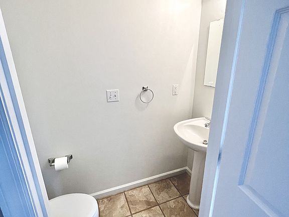5th image of 12 Sunridge Dr