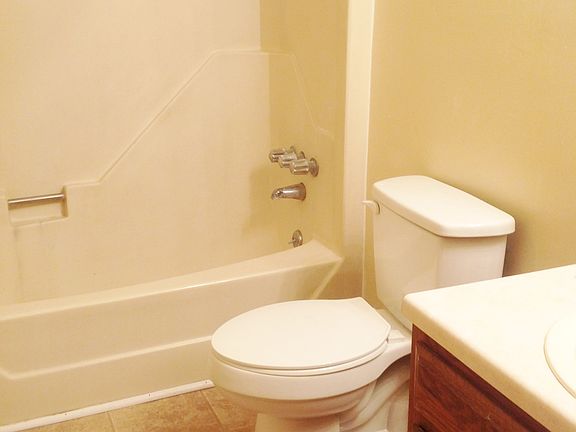 4th image of 213 Woodcrest Dr APT B