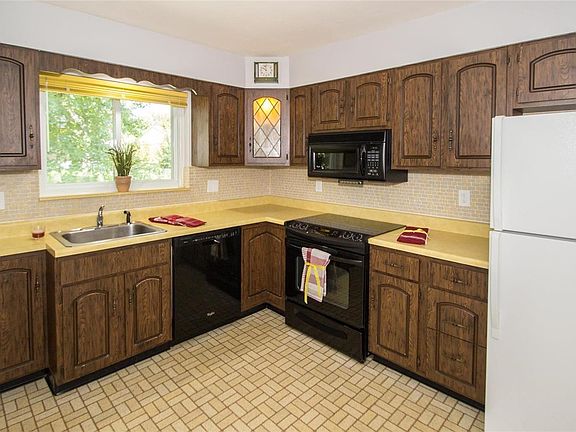 Loads of natural light, counter and cabinet space for all your kitchen gadgets!