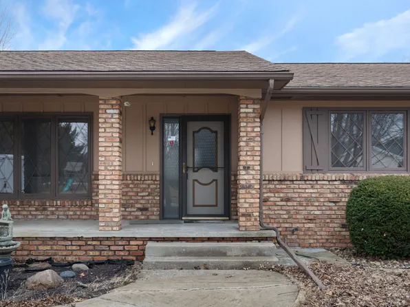 67 Crestview Dr, Geneseo, IL 61254