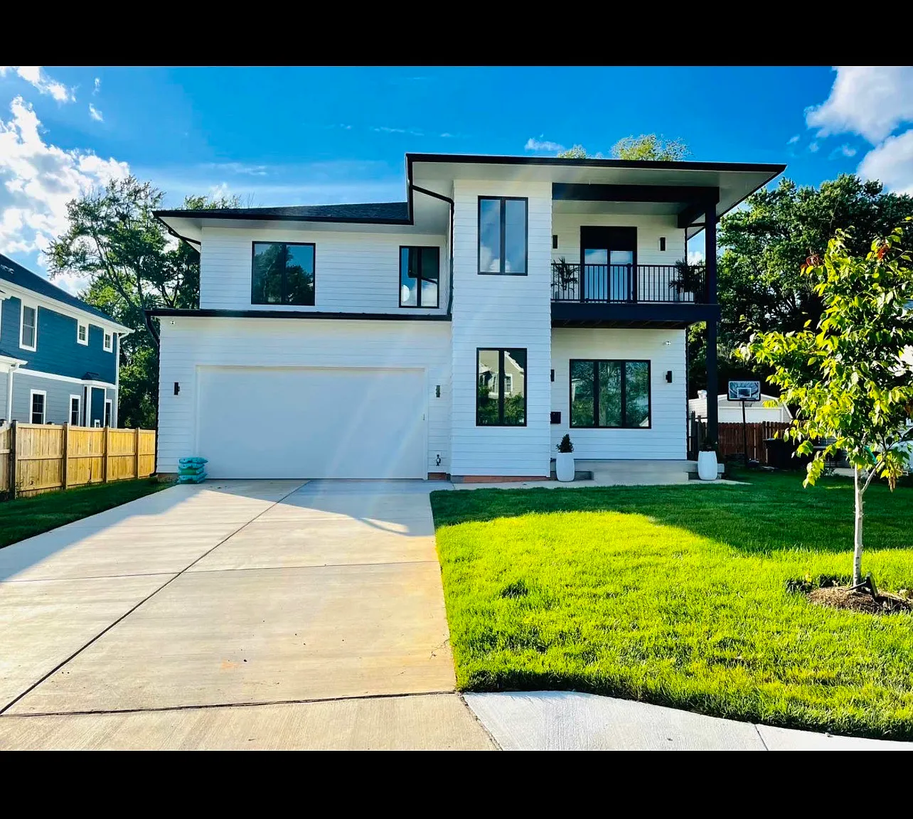 5 bed, 5.5 bath, 5373 sqft, $10,000 — Photo 1