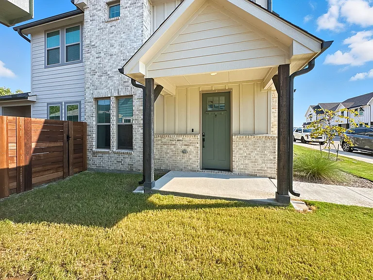 9525 Thorncrown Ln — Photo 3