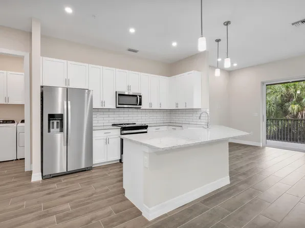 268 Indies Dr E #201, Naples, FL 34114