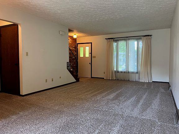 3rd image of 2144 Woodlawn Cir