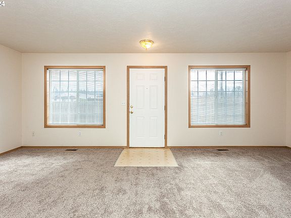 Living Room/Entrance>