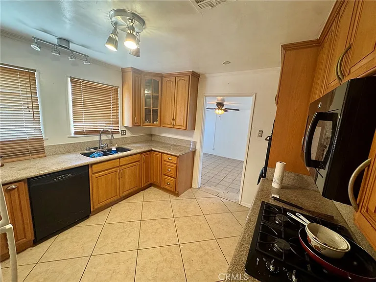 2124 E 122nd St — Photo 4