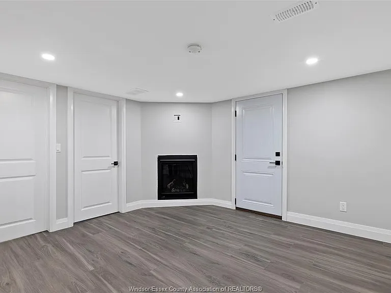 35 Victoria St N #LOWER — Photo 8