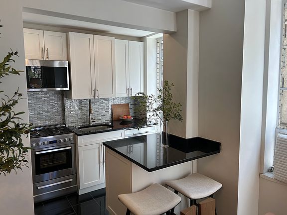 5th image of 340 W 57th St APT 3H