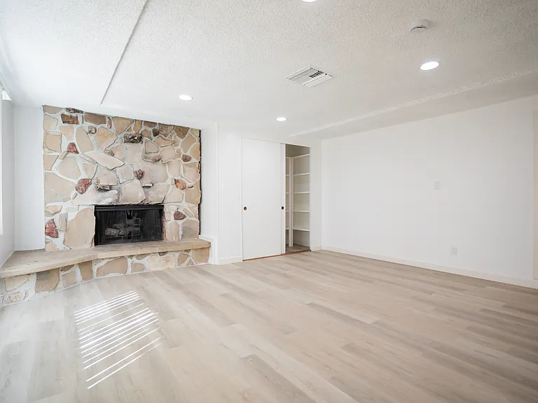11801 Rexford Rd — Photo 4