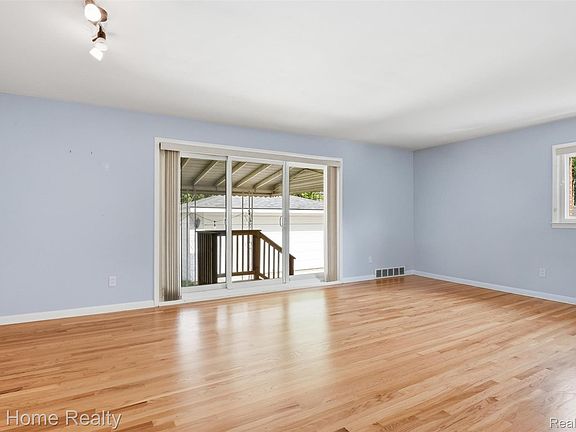 5th image of 22934 Warner St
