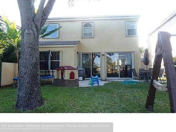 4th image of 423 NW 87th Ter