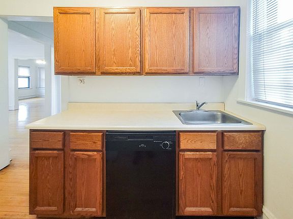 5th image of 712 W Cornelia Ave #2