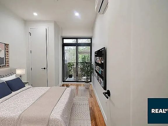 3rd image of 1483 Jefferson Ave #4C