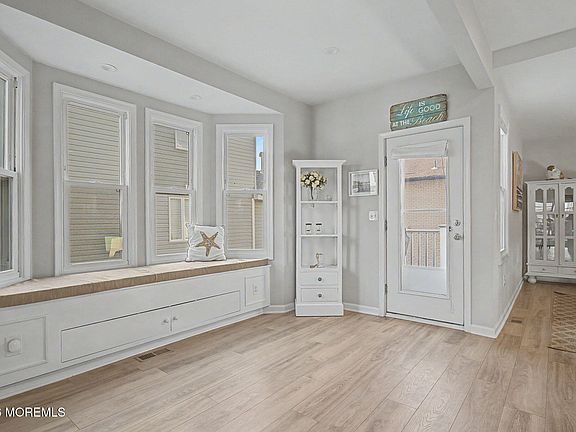 3rd image of 10 Center St