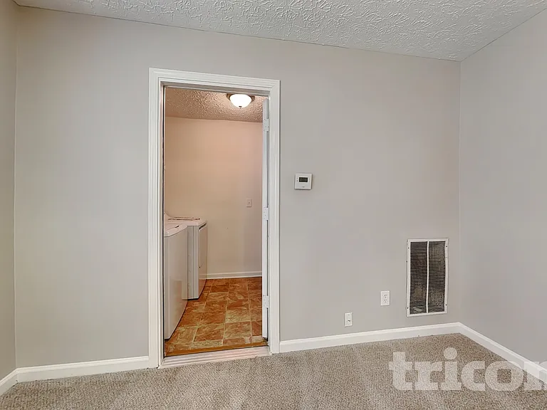 4586 Darrowby Dr — Photo 16