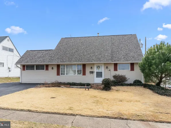 39 Mayflower Rd, Levittown, PA 19056