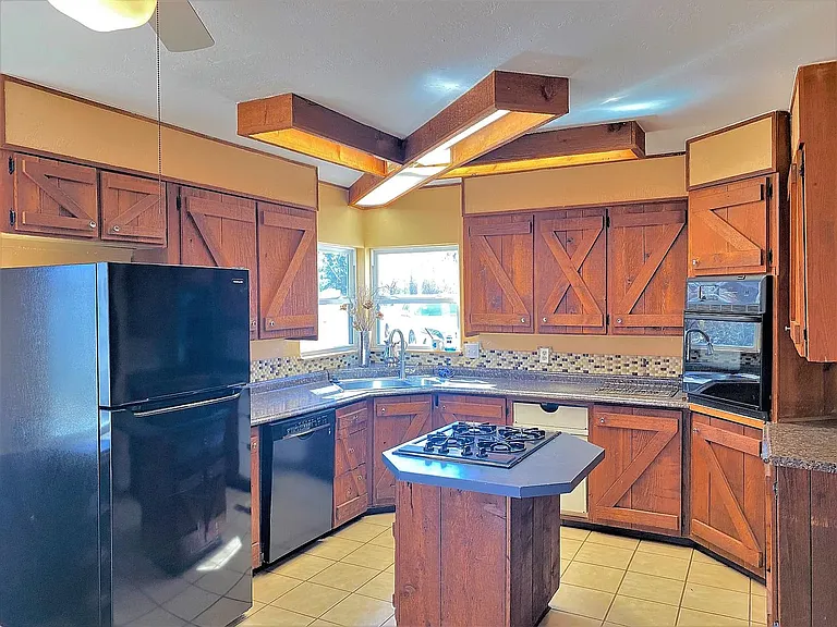 4330 N Lindsay Ave — Photo 7