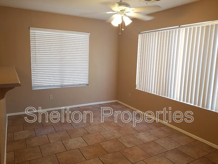 6822 W Louise Dr — Photo 2