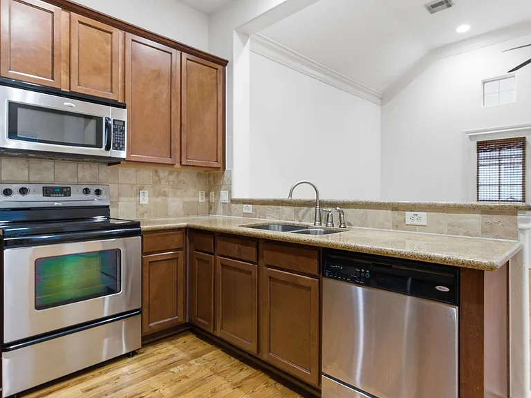 1303 Sherwood Point Ln — Photo 10